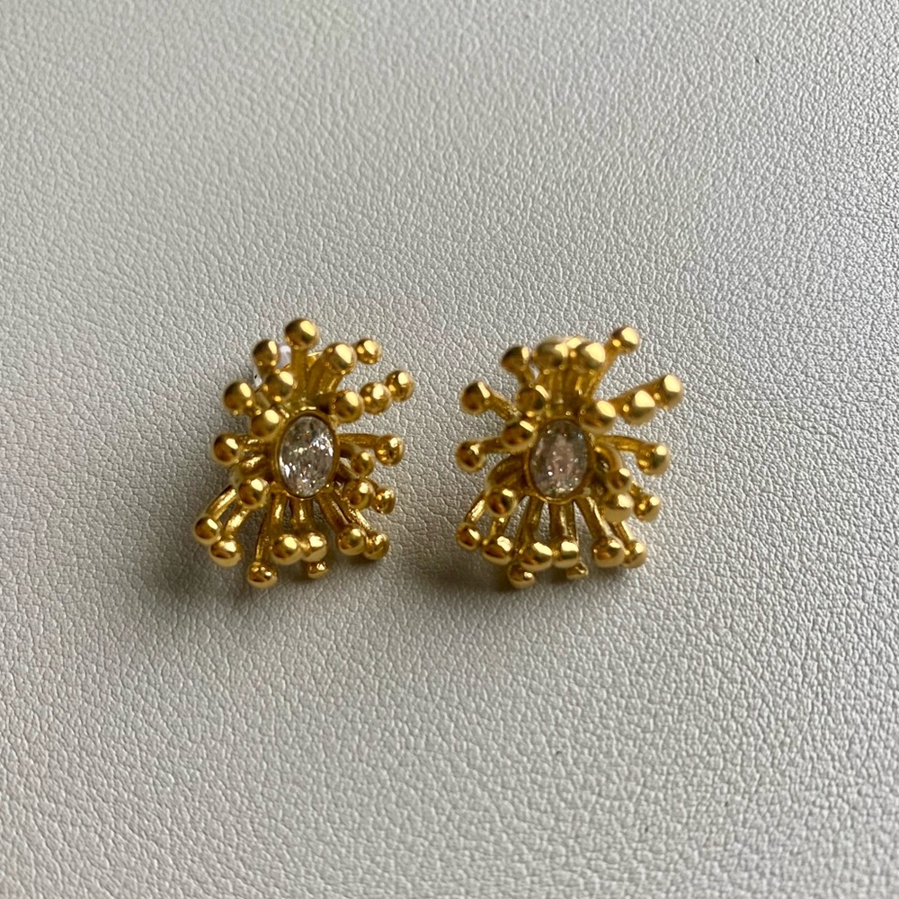 Flower Plant Stud Earrings Gold Color - Picture 3 of 5